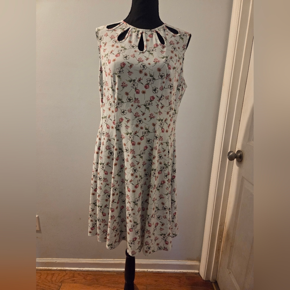 Gabby Skye Mint Floral Keyhole Midi Dress